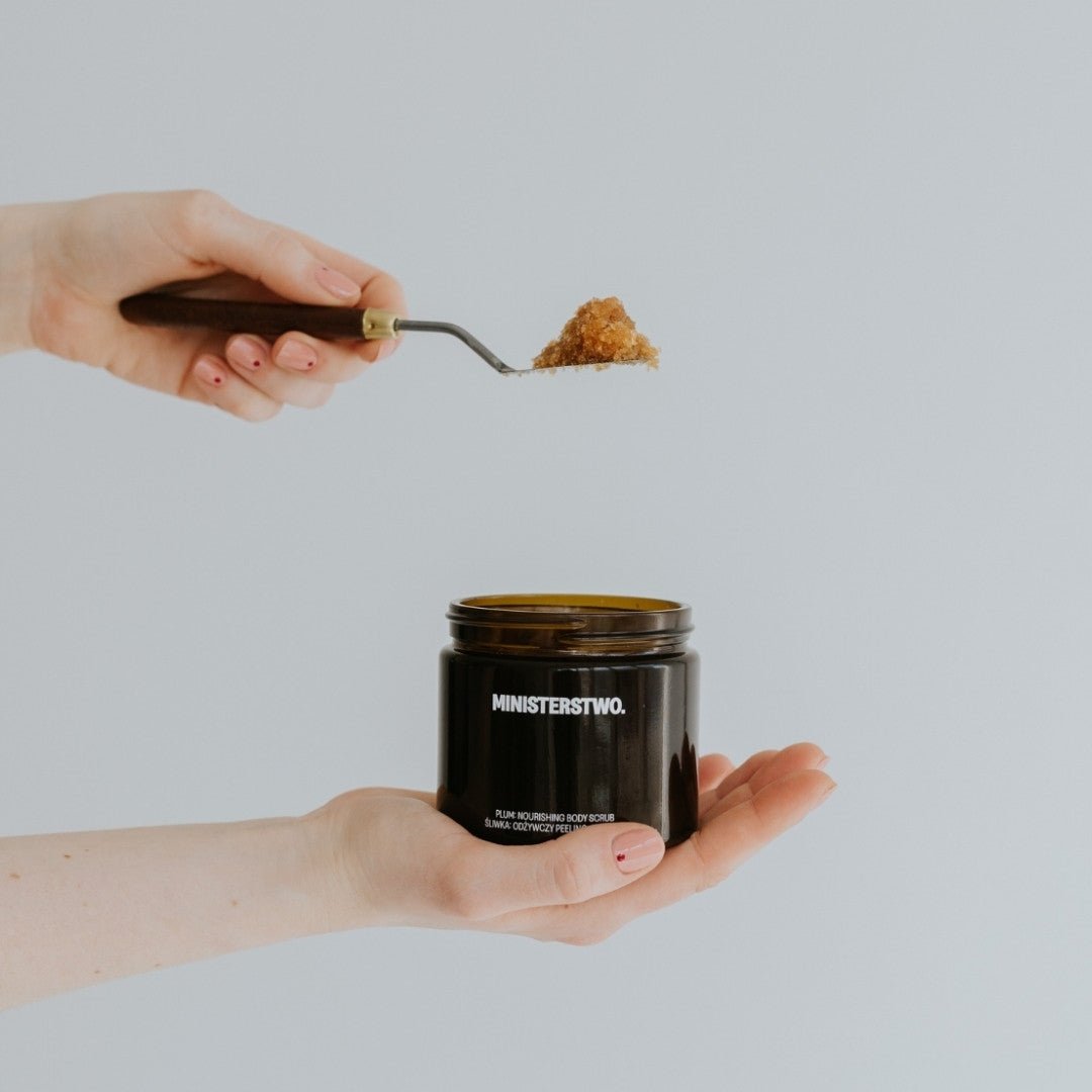 PLUM: Nourishing Body Scrub 300g - Ministerstwo - Vesa Beauty