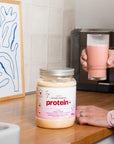 PROTEIN+ plant - based protein supplement with white chocolate flavour & freeze - dried strawberries 700g - Sadowski Bee Gardens - Vesa Beauty