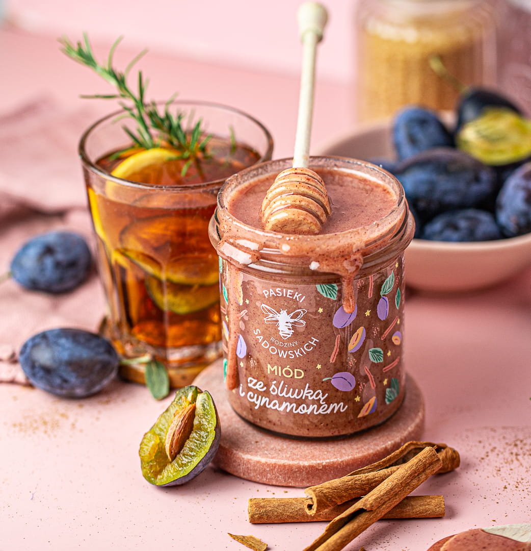 Honey with plum & cinnamon 430g - Sadowski Bee Gardens - Vesa Beauty