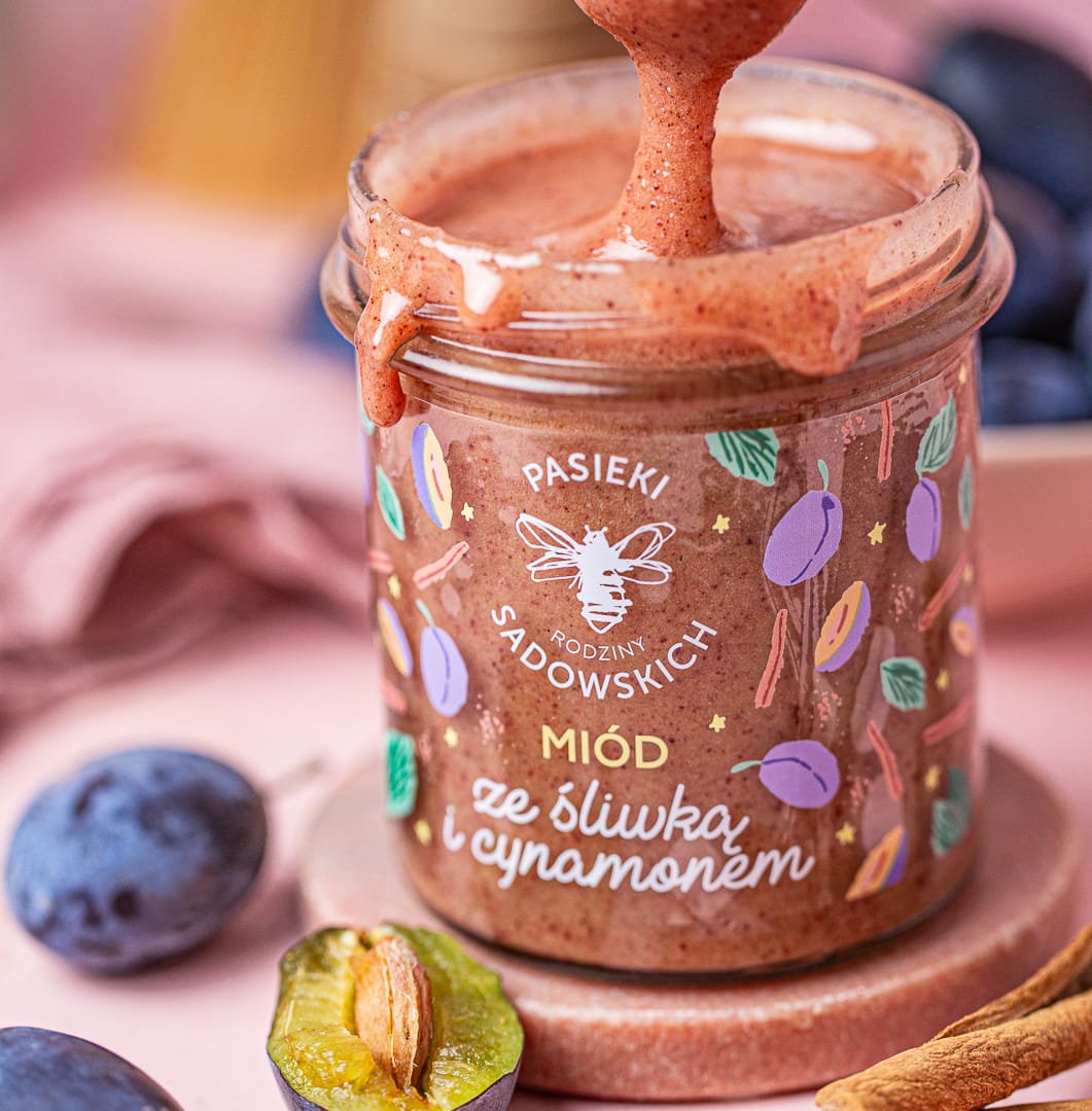 Honey with plum & cinnamon 430g - Sadowski Bee Gardens - Vesa Beauty