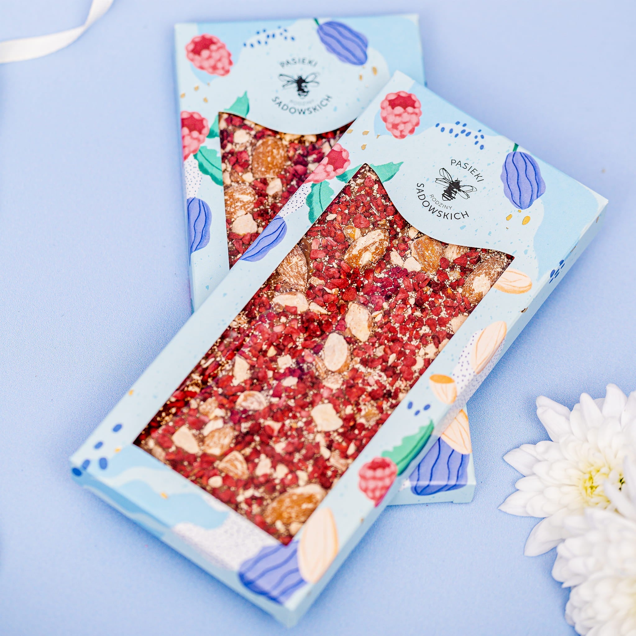 Milk chocolate with freeze - dried raspberries & almonds 85g - Sadowski Bee Gardens - Vesa Beauty