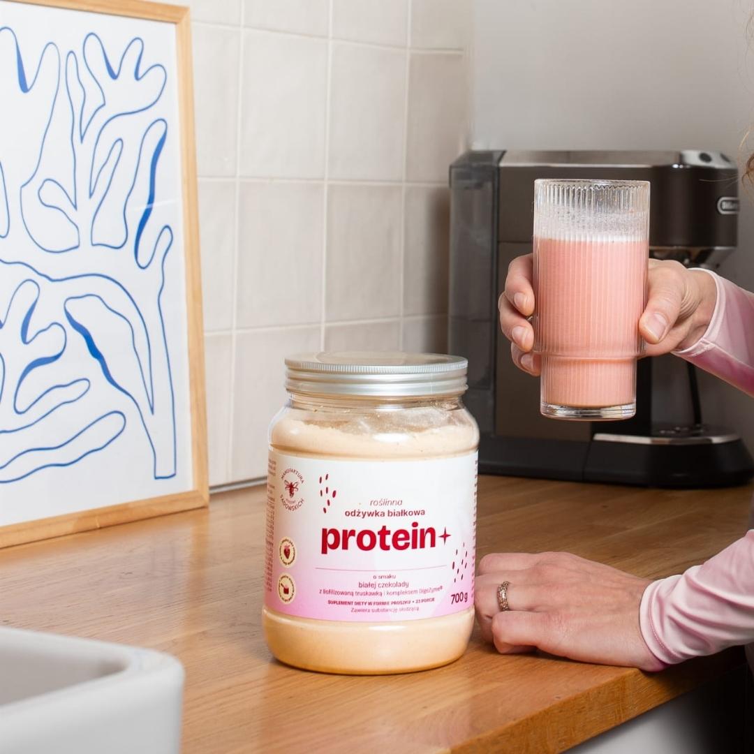 PROTEIN+ plant - based protein supplement with white chocolate flavour & freeze - dried strawberries 700g - Sadowski Bee Gardens - Vesa Beauty