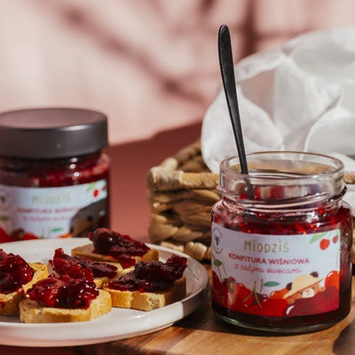 Sadowski Bee Gardens Cherry jam with whole fruit - Honey bear 210g - Pasieki Sadowskich - Vesa Beauty
